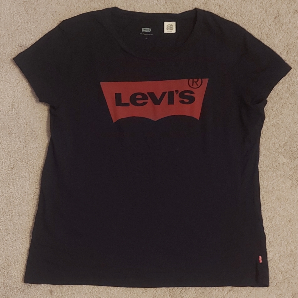 🦋 3/$30 Levi's t-shirt